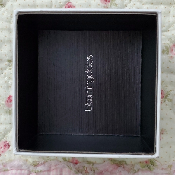 Bloomingdale's gift box for jewelry earrings - Picture 5 of 7